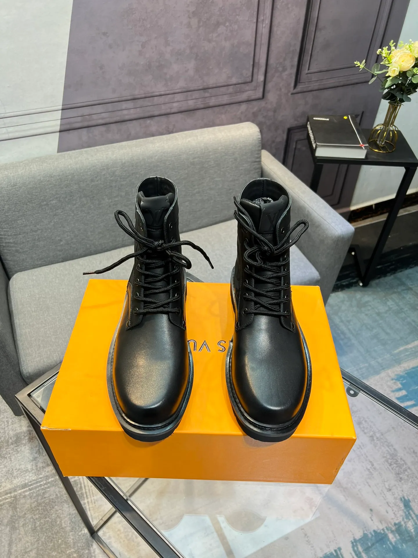 Men's shoes 💰920 L Home - the latest LV men's business casual boots, luxury and nobility are a must. They are all made of imported original first-layer cowhide, just to create a more comfortable wearing experience. ➕Top imported water-dyed full cow lining, original high wear-resistant outsole! 👏👏 Size: Male 39-44; (38 45 46 customized)
